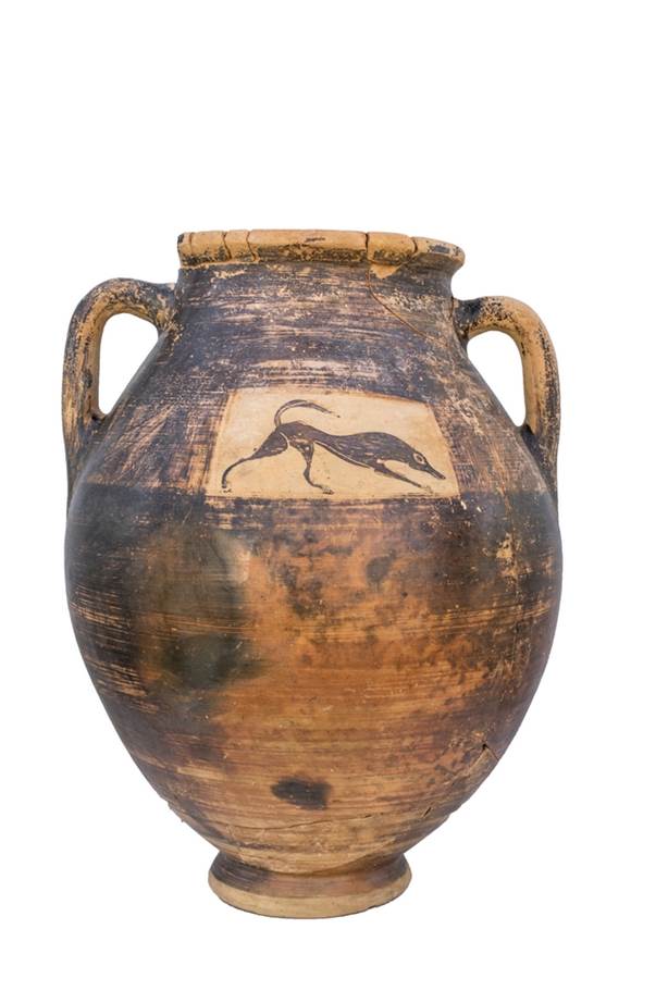 Μελαμβαφής αμφορέας με σκύλο στη μετόπη. 670-620 π.Χ. Ο τάφος στον οποίο εντοπίσθηκε ως κτέρισμα δεν σχετιζόταν με το πολυάνδριο