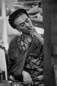 frida-kahlo-1954-smoking