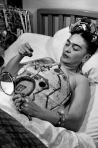 la-vida-de-frida-kahlo-en-100-fotos-cama