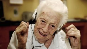 Alive Inside – Η θεραπευτική ιδιότητα της μουσικής σε άτομα με Αλτσχάιμερ (video)