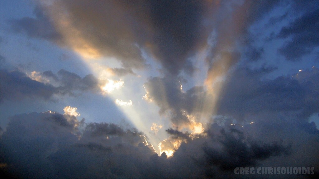 H μαγεία του ουρανού. Κοιτάζοντας από τη γη τα σύννεφα. Ένα πόκετ φωτογραφικό άλμπουμ