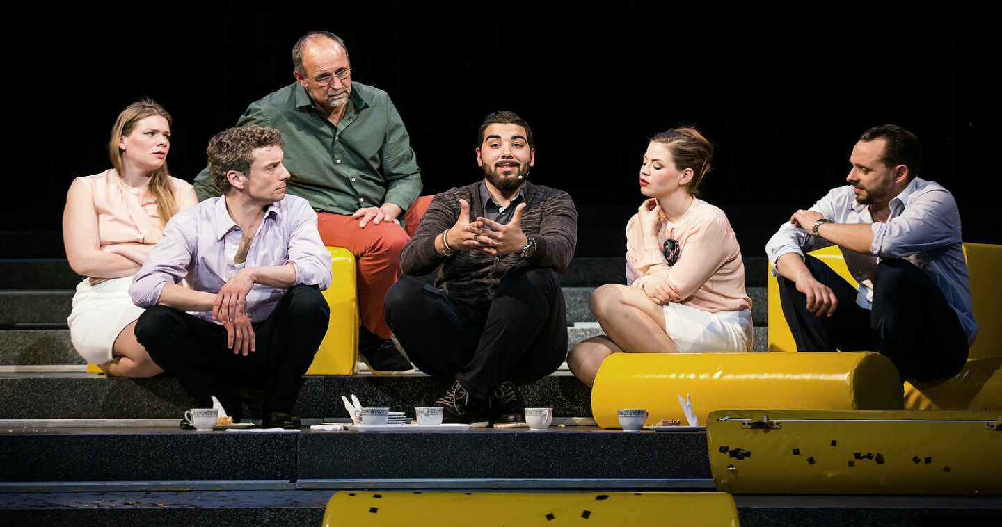 «Πόλη-Χώρα-Απόδραση» ή μια όψη του προσφυγικού σε ένα θεατρικό talk show.  Η παράσταση των Αζά-Τσινικόρη στο Θέατρο της Χαϊδελβέργης