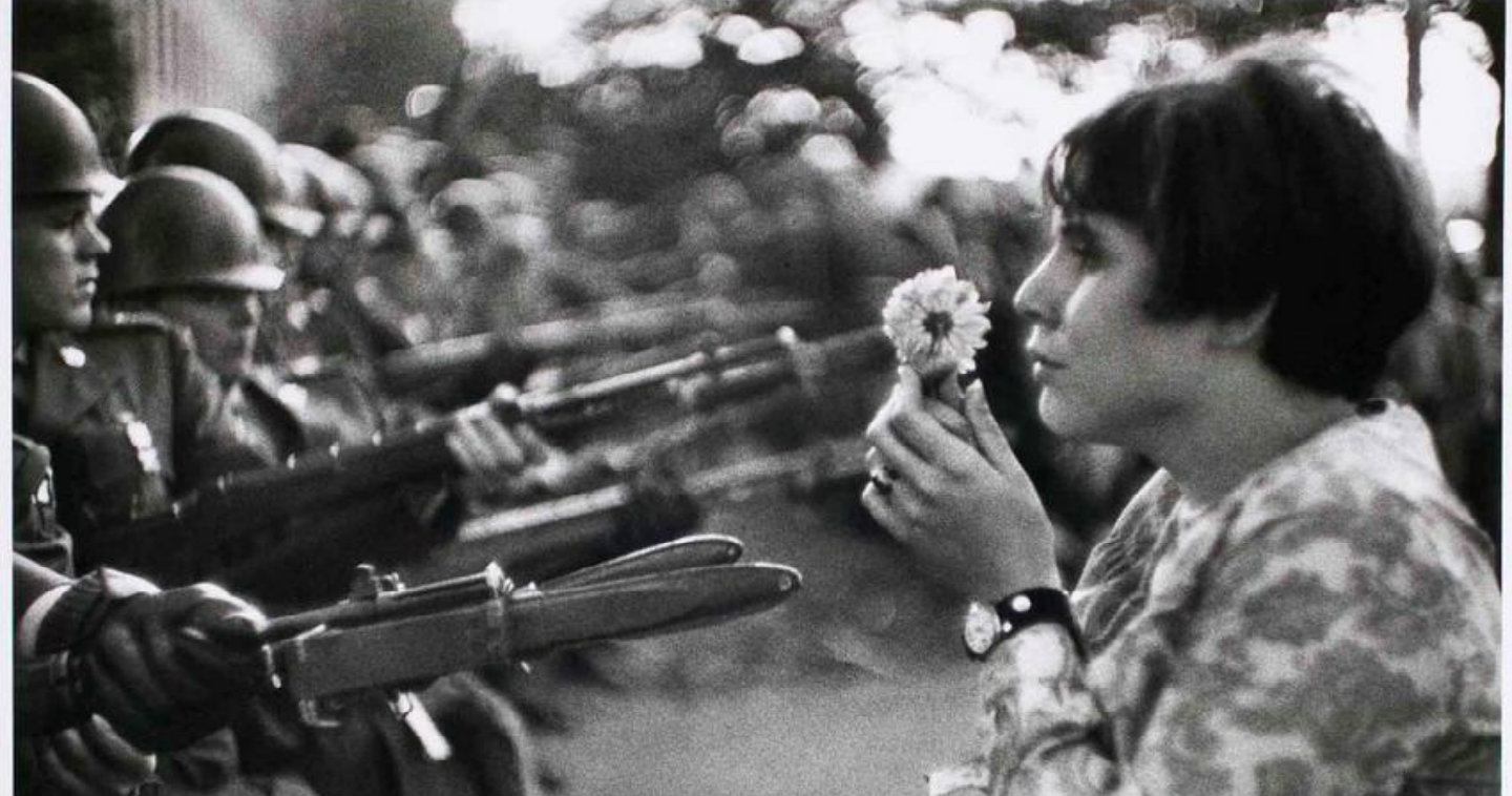 Πέθανε ο Γάλλος φωτορεπόρτερ Μαρκ Ριμπού. Φωτογράφησε «το κορίτσι με το λουλούδι».