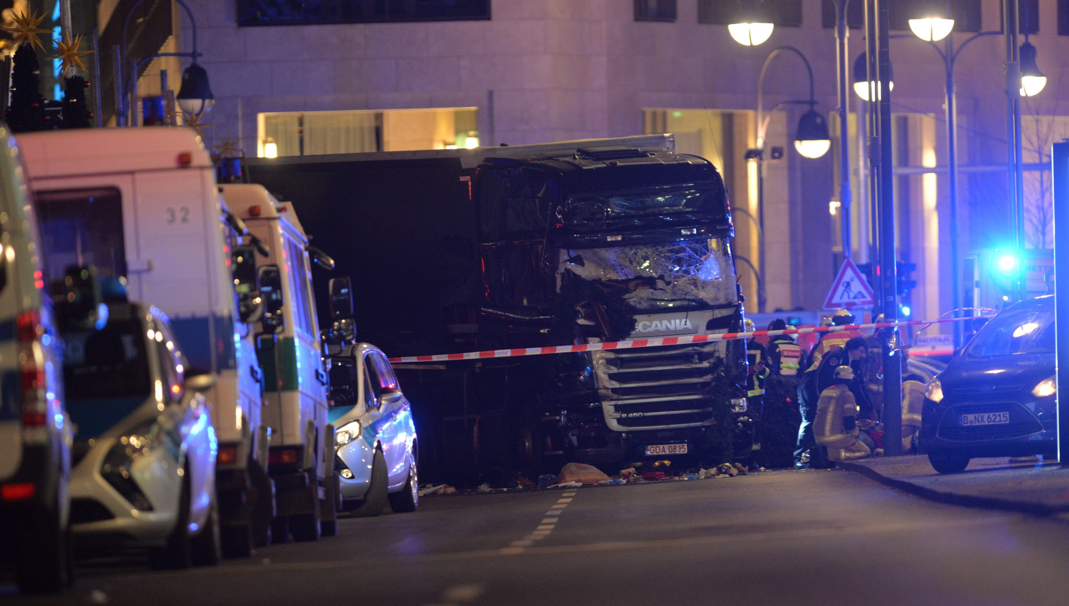 Δώδεκα νεκροί και πενήντα τραυματίες σε επίθεση με φορτηγό στο Βερολίνο