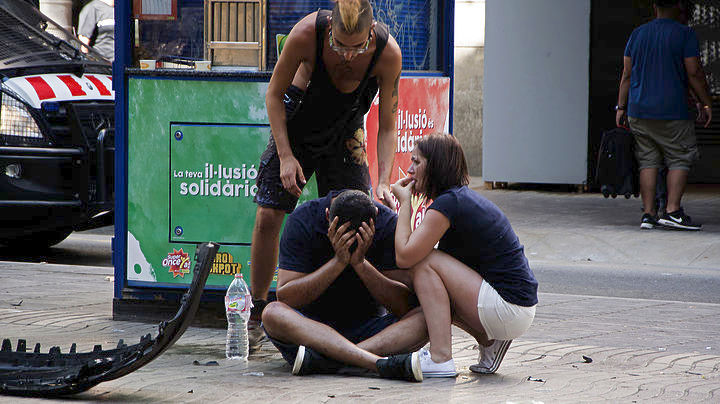 Η επόμενη μέρα. Ανθρωποκυνηγητό για το δράστη της επίθεσης στη Βαρκελώνη με τους 14 νεκρούς