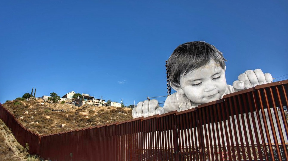 Το έργο του Γάλλου καλλιτέχνη JR, στα σύνορα Η.Π.Α. – Μεξικού είναι πολιτικό σχόλιο (χωρίς ημερομηνία λήξης)