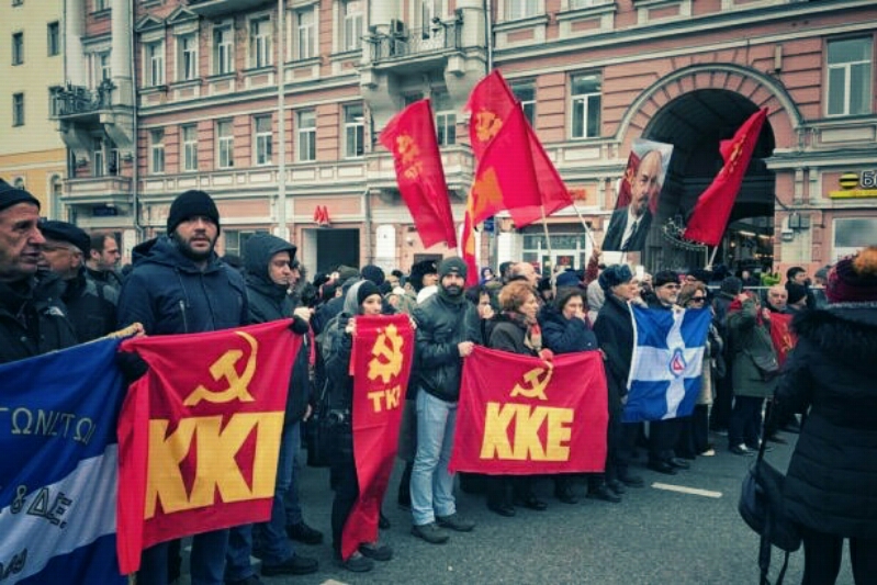 K.K.E. Εκεί που έχω ταξιδέψει “εγώ”… Η Ελληνική συμμετοχή στη Μόσχα για τα 100 χρόνια της “Οκτωβριανής Επανάστασης”