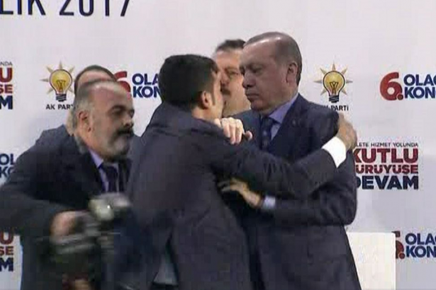 Ταγίπ Ερντογάν. Ο πρόεδρος ποπ σταρ (βίντεο)