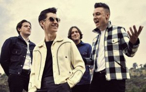 Arctic Monkeys και οι συναυλίες της γόνιμης γραμμής (όταν οι τιμές των εισιτηρίων τσούζουν ακρίβεια)