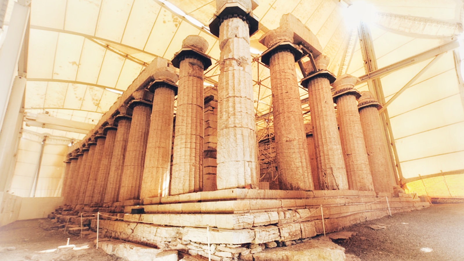 O απροστάτευτος ναός του Επικούριου Απόλλωνα. Το μνημείο που πληγώνουμε (ευθέως)