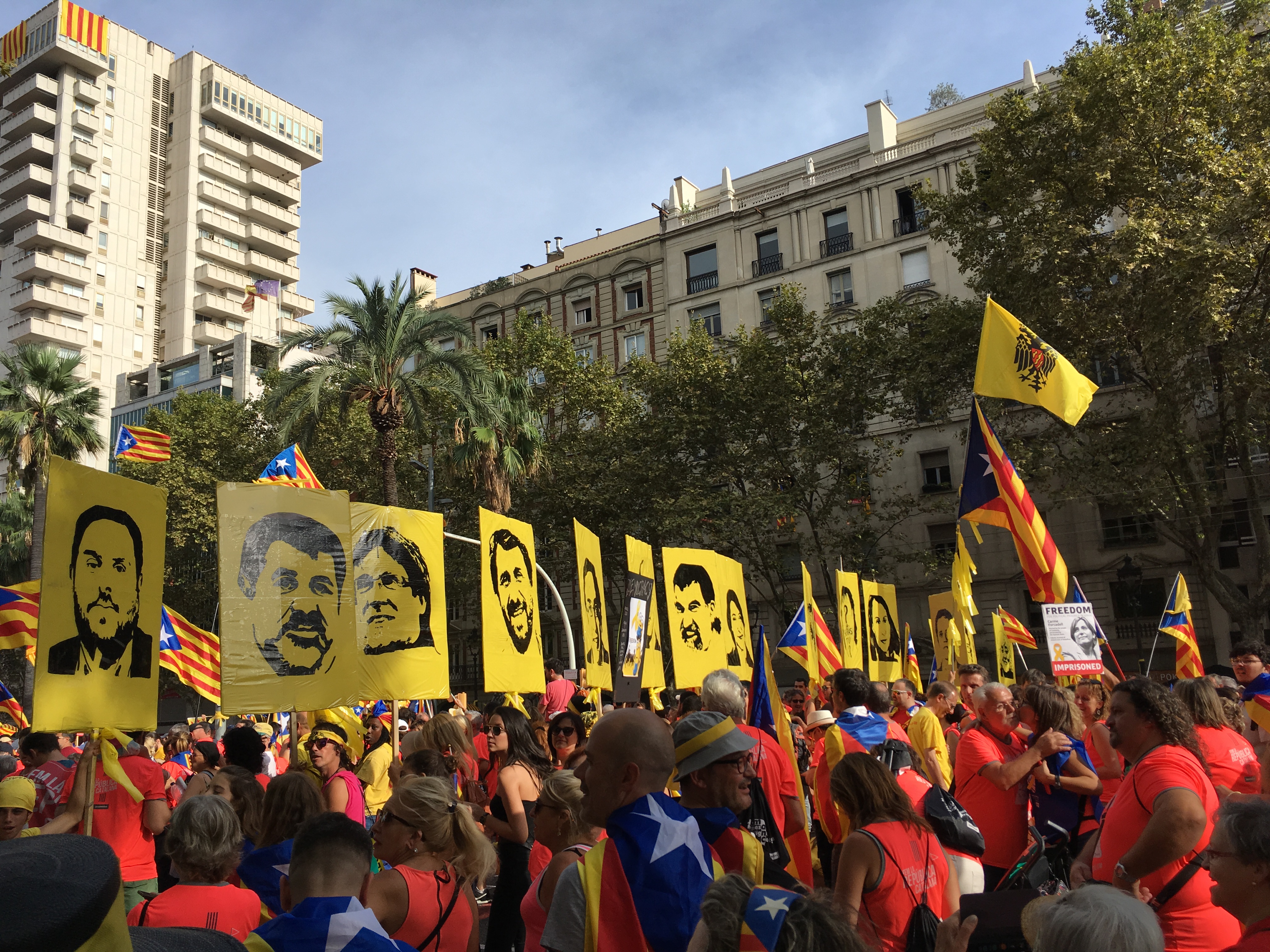 Diada 2018. Ένα εκατομμύριο Καταλανοί στους δρόμους της Βαρκελώνης. Γιατί η πόλη τυλίχτηκε με κίτρινες κορδέλες;