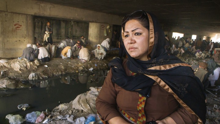Laila at the Bridge – Η πραγματικότητα μιας γυναίκας στην Καμπούλ που σώζει ναρκομανείς