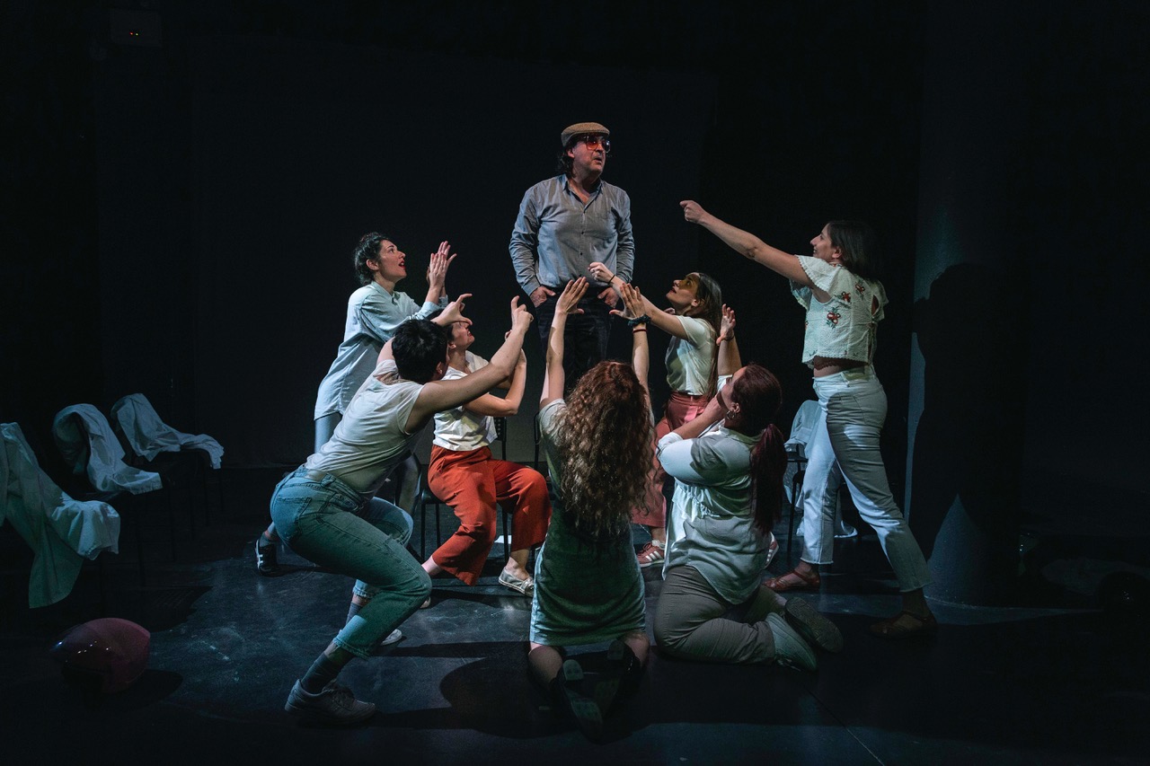 Θέατρο. «Οι 7 κόρες της Εύας» σε σκηνοθεσία Κώστα Φιλίππογλου – Για λίγες παραστάσεις στο Studio Μαυρομιχάλη