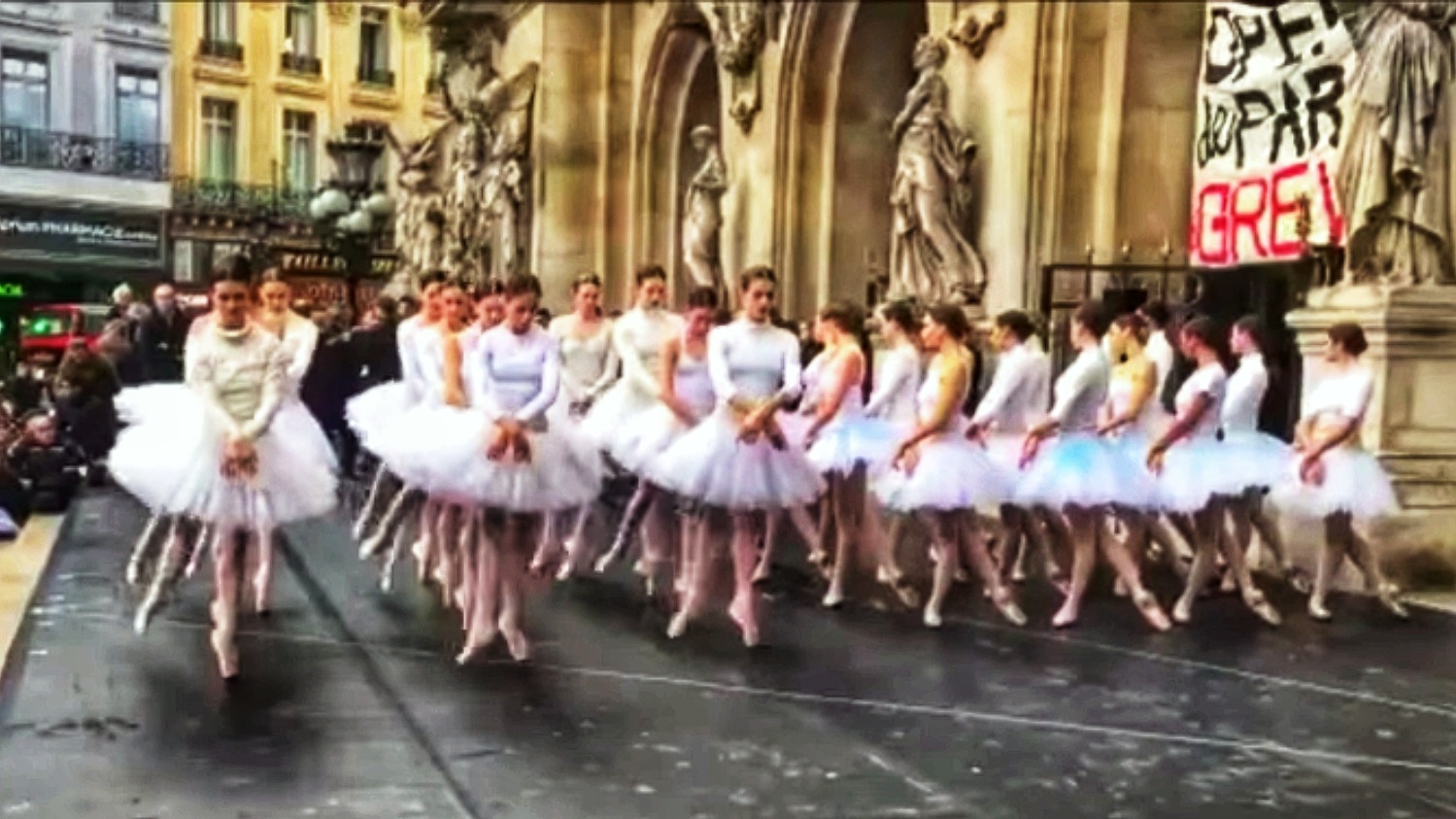 Παρίσι – Η ομορφιά της αντίδρασης (βίντεο)