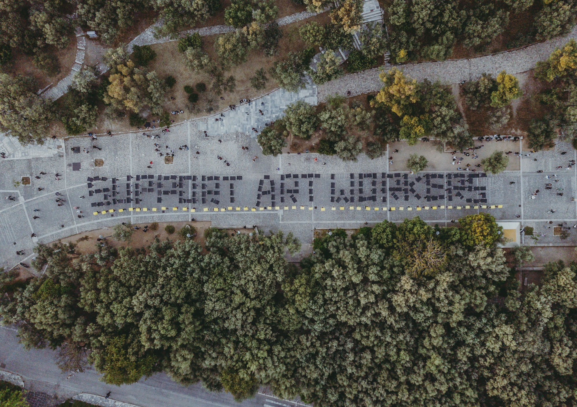 Το μήνυμα είναι : “Support Art Workers”