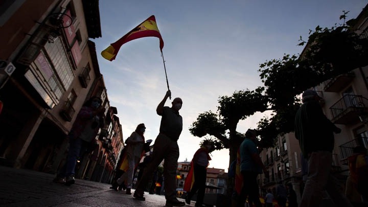 Ισπανία. Οι χτεσινοί ήρωες -νοσηλευτικό προσωπικό- διαμαρτύρονται για τα ελλιπή μέτρα προστασίας, την έλλειψη προσωπικού στους χώρους εργασίας τους  