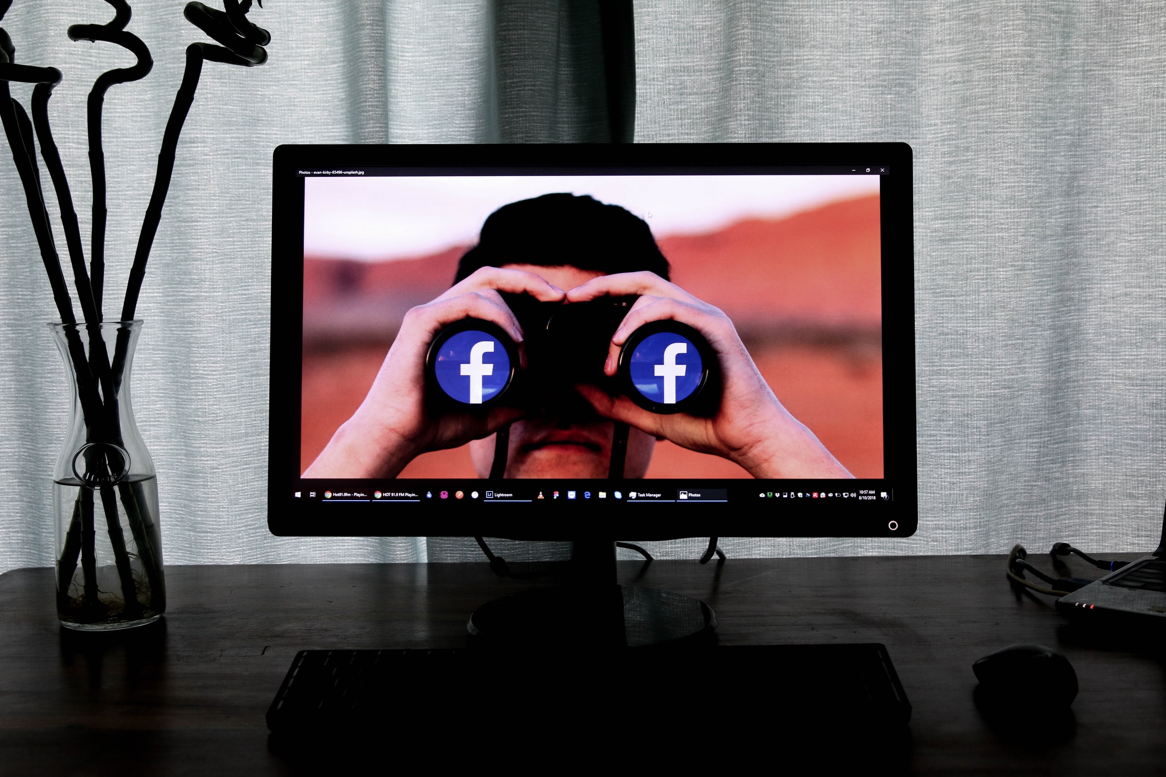 Η κατασκοπεία στα μέσα κοινωνικής δικτύωσης προωθεί μια κοινωνία που παρακολουθεί και παρενοχλεί