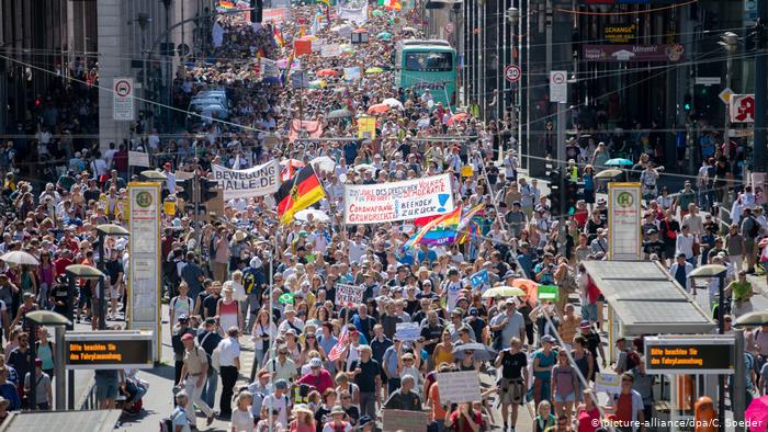 Γερμανία και Covid-19. Οι αντίπαλοι των περιοριστικών μέτρων κάτα του νέου κορωνοϊού διαδηλώνουν στο Βερολίνο