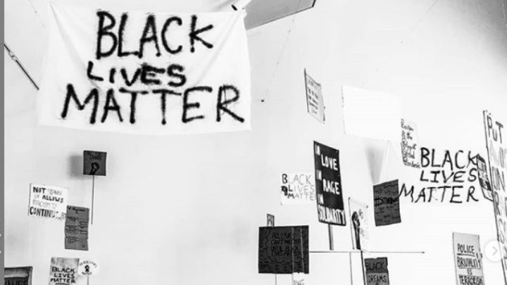 Έκθεση με πανό του κινήματος Black Lives Matter