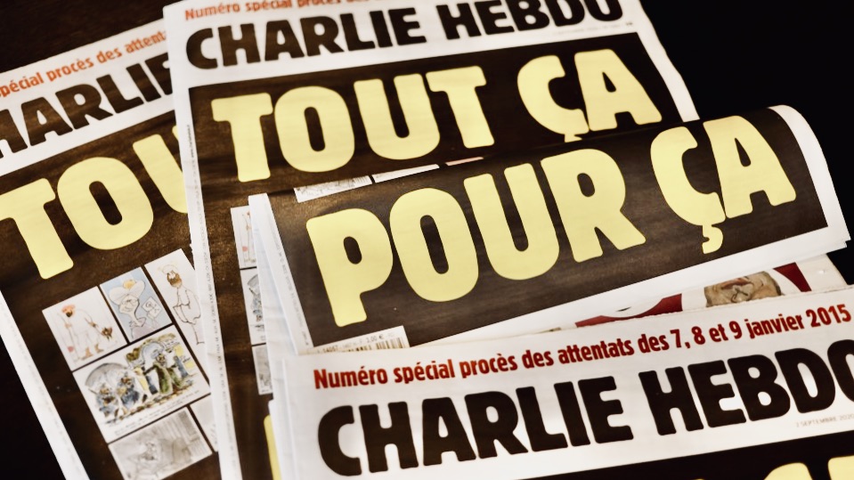 Το περιοδικό Charlie Hebdo αναδημοσιεύει τα αμφιλεγόμενα σκίτσα του Προφήτη Μωάμεθ πριν από τη δίκη για την τρομοκρατική επίθεση (στα γραφεία του)