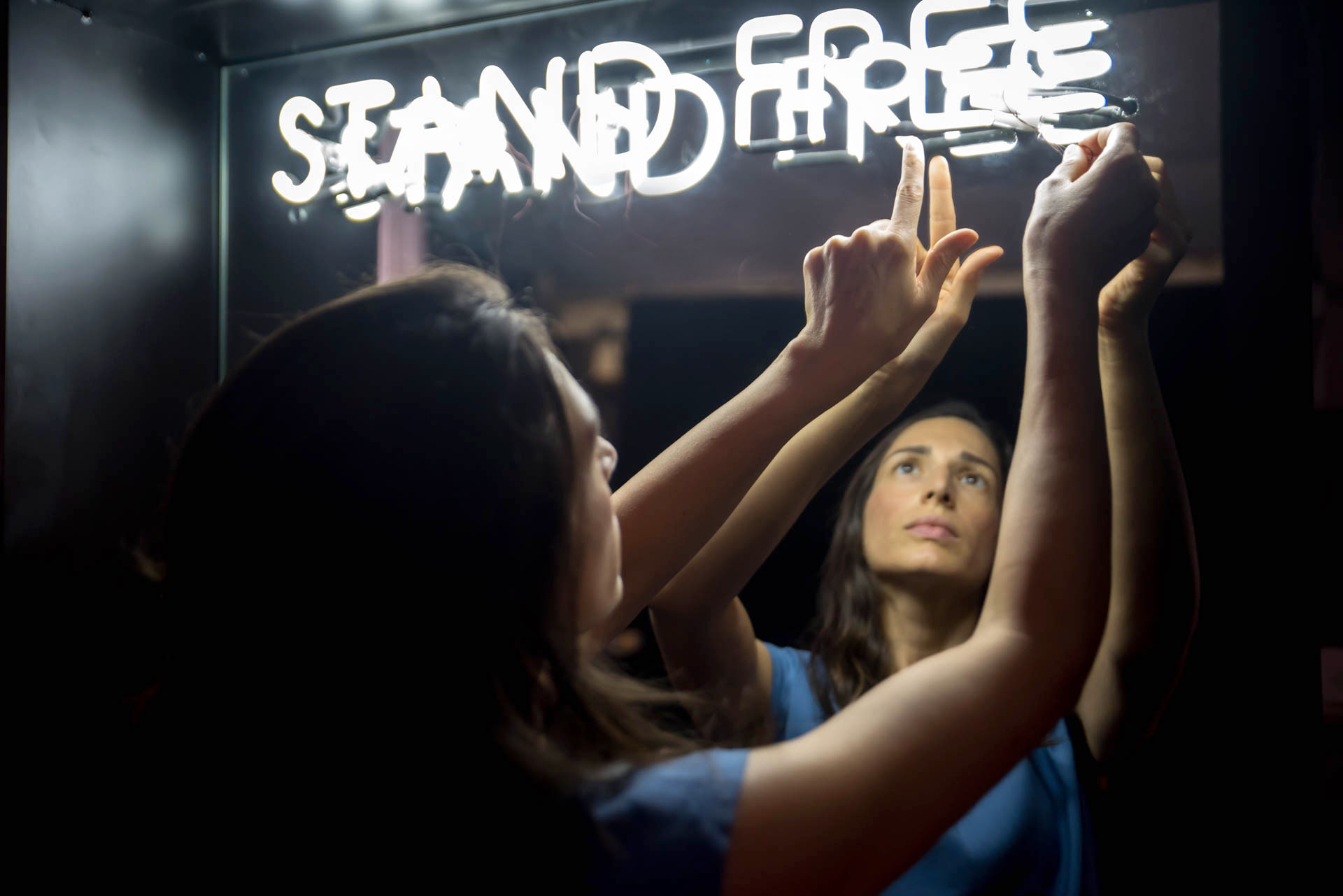 Stand Free (Η μία φουστανέλα) – Το διαδραστικό installation της Μαρίας Φραγκουδάκη στο αεροδρόμιο της Αθήνας