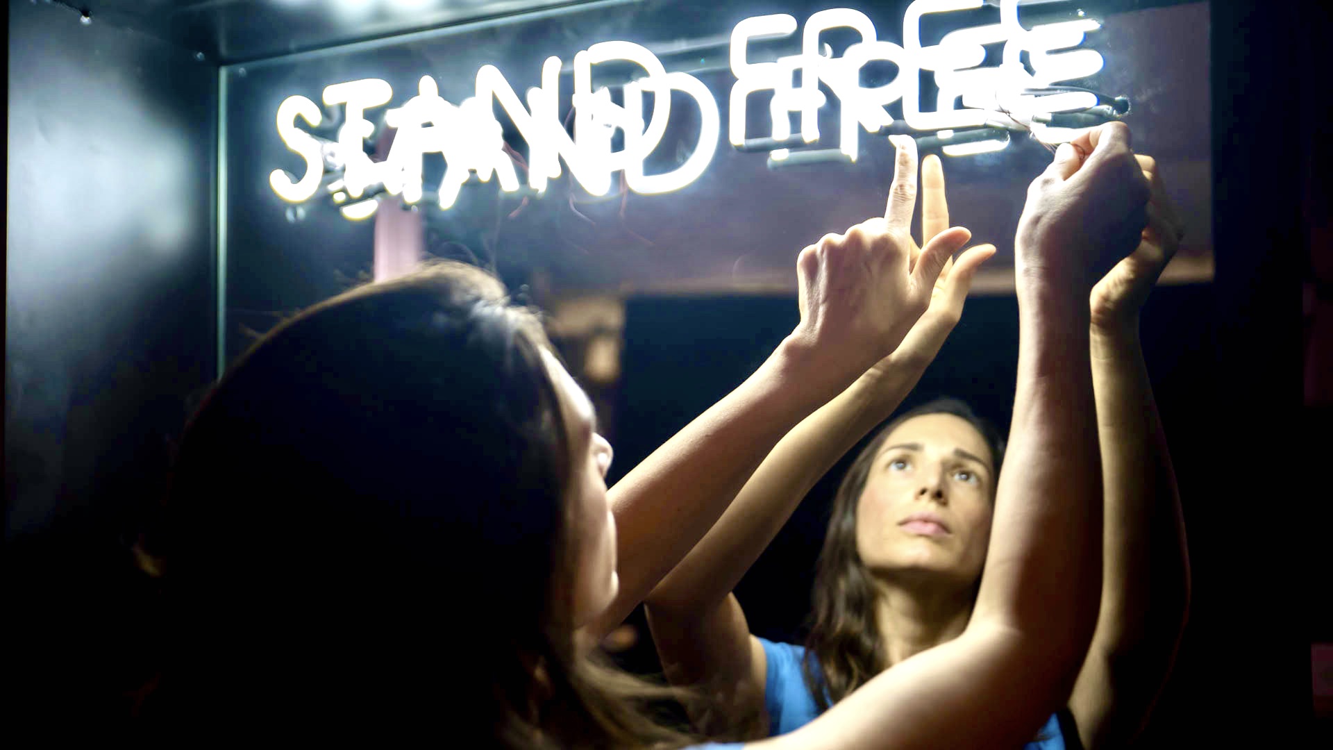 Stand Free – Το διαδραστικό installation της Μαρίας Φραγκουδάκη στον Διεθνή Αερολιμένα Αθηνών