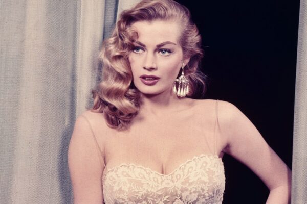 Aνίτα Έκμπεργκ – La Dolce Vita | Όταν ο κινηματογραφικός χρόνος σταμάτησε στο συντριβάνι της Φοντάνα ντι Τρέβι