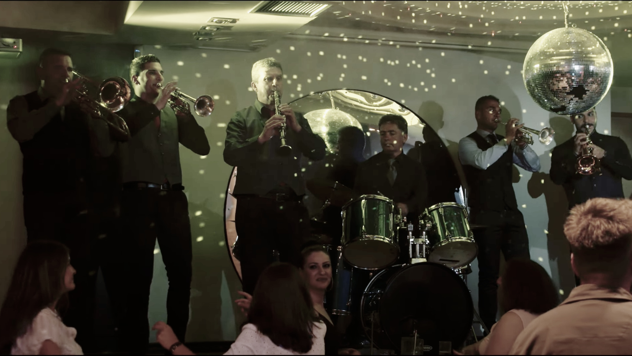 «Μισιρλού» – Από την Μπάντα της Φλώρινας των Αδελφών Βαλκάνη | Το πάρτι στην καρδιά του χειμώνα (video)