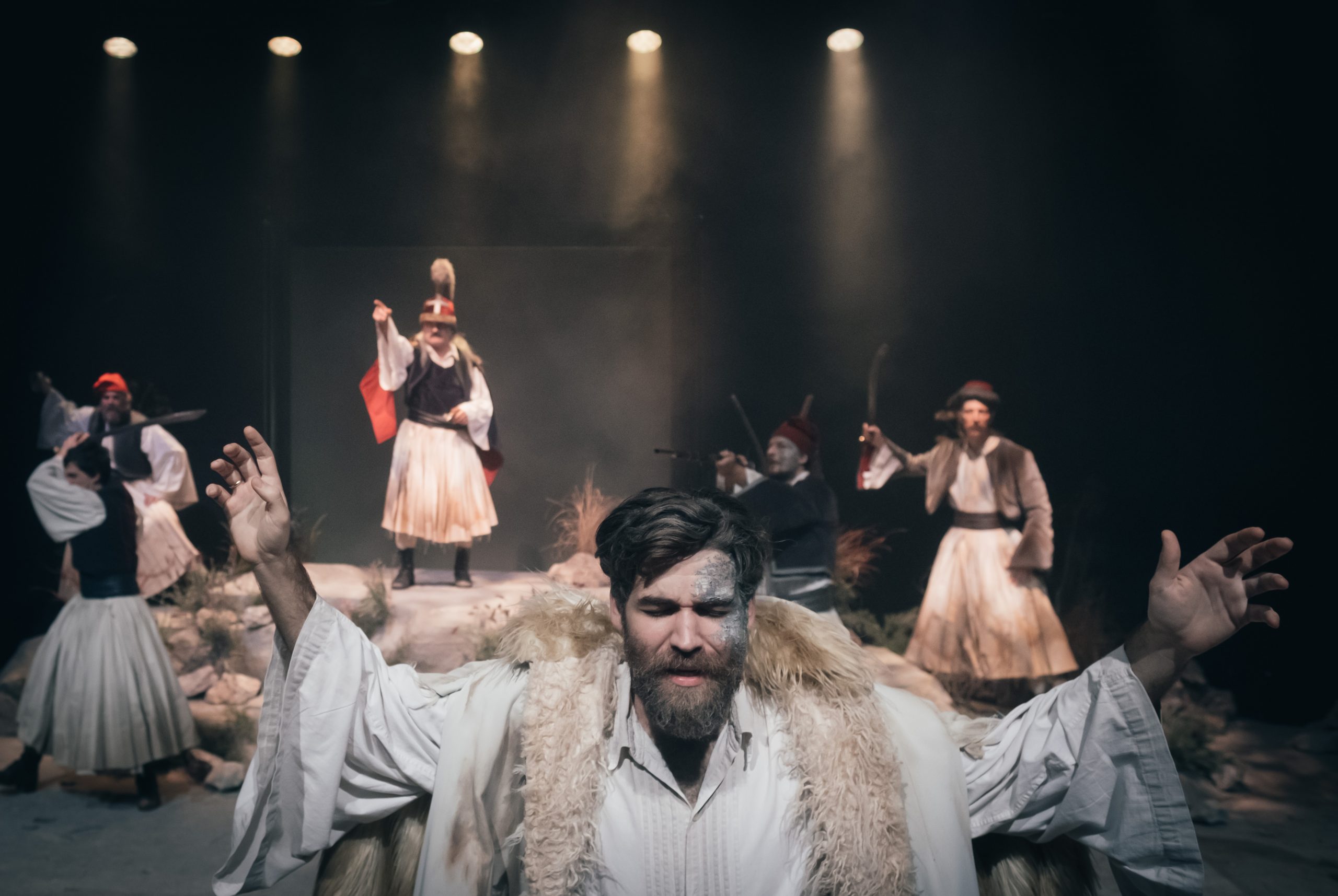 Στην πρόβα | «Ο Κοτζάμπασης του Καστρόπυργου» στο Θέατρο Πορεία: το «χακ» της ιστορίας – ο Καραγάτσης επανατοποθετεί την Ελληνική επανάσταση