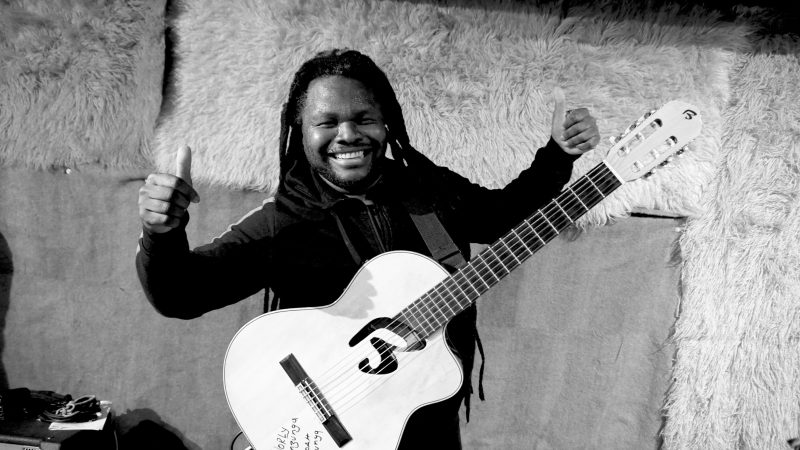 Kokowumba Binzunga – Ένας κυνηγημένος μουσικός στο θέατρο “Ροές”