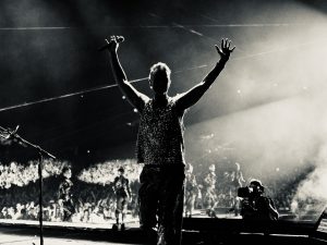 Robbie Williams – «Βρέθηκα στην Κόλαση και στον Παράδεισο» | Το live του super star – Μια μαγική βραδιά εξομολόγησης
