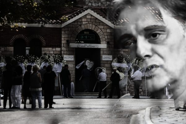 Υποβασταζόμενος ο Οδυσσέας Σταμούλης στην κηδεία του 11χρονου γιου του