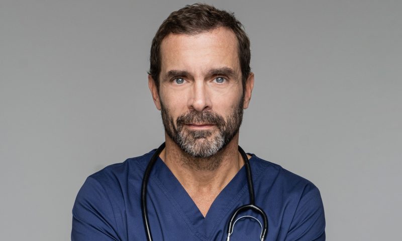 Ο Γιατρός – Ο Κωνσταντίνος Μαρκουλάκης επιστρέφει σε τηλεοπτική σειρά
