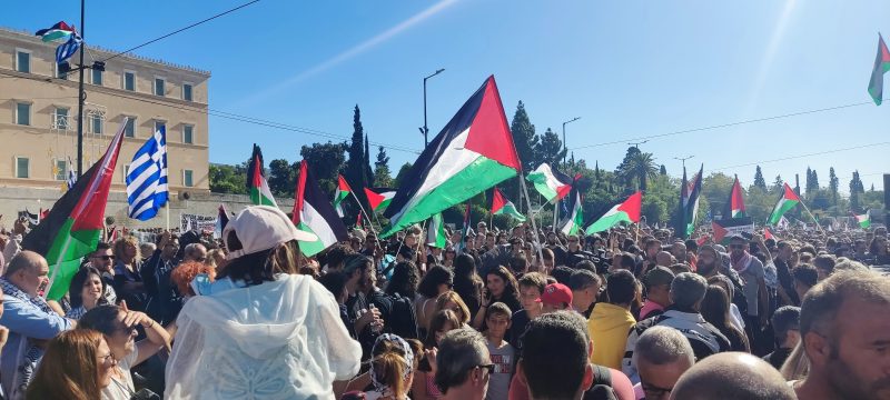 Συμβαίνει τώρα στο Σύνταγμα στη μεγάλη συναυλία για την Παλαιστίνη (εικόνες)