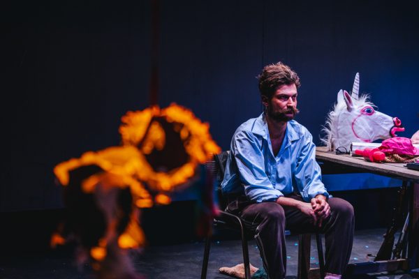 «Μονόκερως», η ανδρική ταυτότητα επί σκηνής από τον Απόστολο Καμιτσάκη