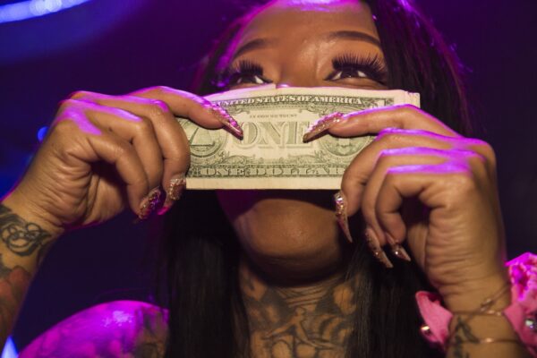 Η Λόρεν Γκρίνφιλντ στη Θεσσαλονίκη – Καταγράφοντας την μανία των ανθρώπων για πλούτο και επίδειξη