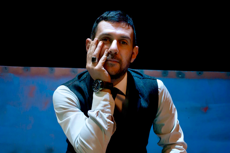 Γιώργος Σίμωνας: «Η αμφιβολία είναι το όχημα για τη Γραμμή Σκιάς»