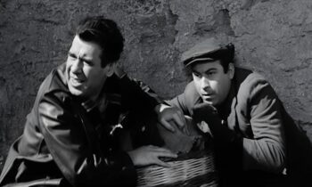 Οι Θανάσης Βέγγος και Βασίλης Διαμαντόπουλος στην ταινία Ψηλά τα Χέρια Χίτλερ