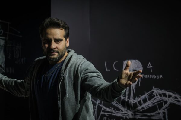 Ένας τολμηρός «Εχθρός του λαού» από τον Όστερμάιερ στο θέατρο Κνωσός