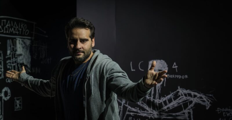 Ένας τολμηρός «Εχθρός του λαού» από τον Όστερμάιερ στο θέατρο Κνωσός