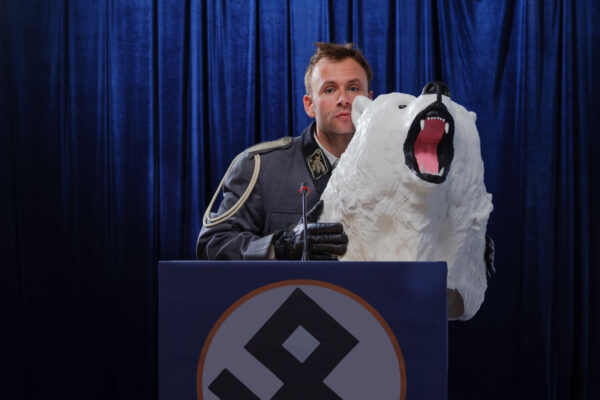 «Δημοκράτορες», η νέα σκοτεινή φάρσα του Γιάννη Αποσκίτη