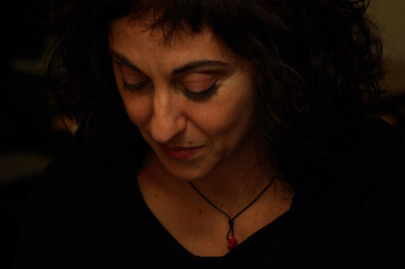 Συνέντευξη | Δέσποινα Σαραφείδου: «να έχουμε τη γενναιότητα και την ειλικρίνεια να αναγνωρίζουμε στη βία τον εαυτό μας»