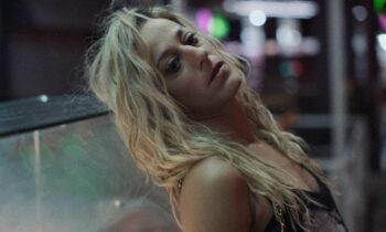 Μια γυναίκα με γυρισμένη την πλάτη. Σκηνή από την ταινία Animal