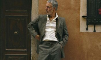 Άνδρας που φορά γκρι κοστούμι