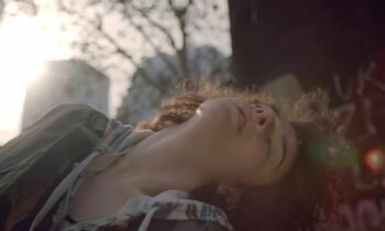 Μια γυναίκα με κλειστά τα μάτια