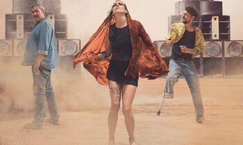 Εικόνα με μια γυναίκα στο κέντρο και δύο άνδρες που φορούν τζιν. Από την ταινία Sirat