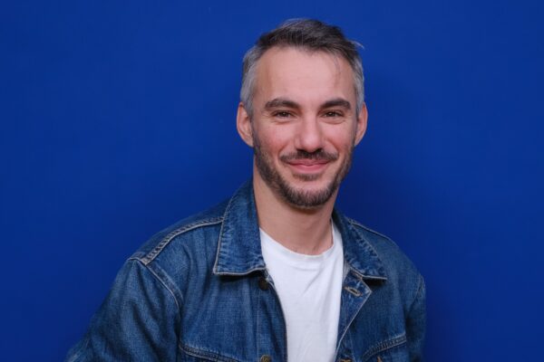 Συνέντευξη | Δημήτρης Τσιγκριμάνης: «Είναι ευτυχές να σε φέρνει σε δύσκολη θέση ο ρόλος σου»