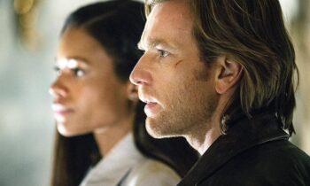 Ένα ζευγάρι που κοιτά αριστερά