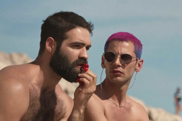 Το Καλοκαίρι της Κάρμεν – Η περήφανη γκέι ελληνική κομεντί που προβάλλει απόψε η ΕΡΤ3