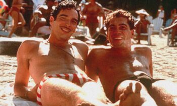 Δύο άνδρες στην παραλία. Εικόνα από την ταινία Πριν Πέσει η Νύχτα